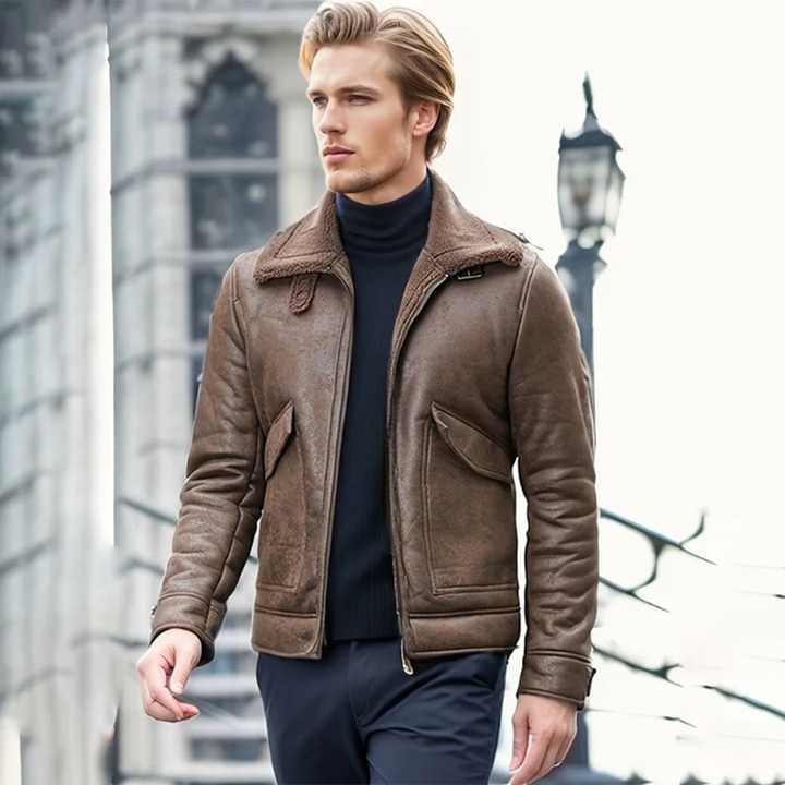 Stijlvolle bruine leren jas voor heren met schapenvachtkraag, gedragen door model in stedelijke omgeving. Perfect voor wintermode en casual outfits.