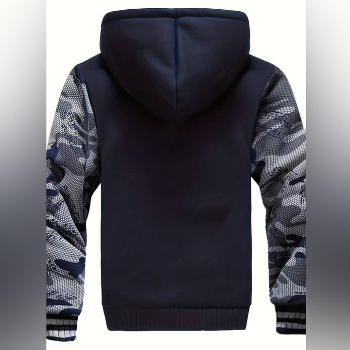 Donkerblauwe hoodie met camouflageprint mouwen, unisex design, comfortabele pasvorm, ideaal voor casual streetwear en outdoor activiteiten.