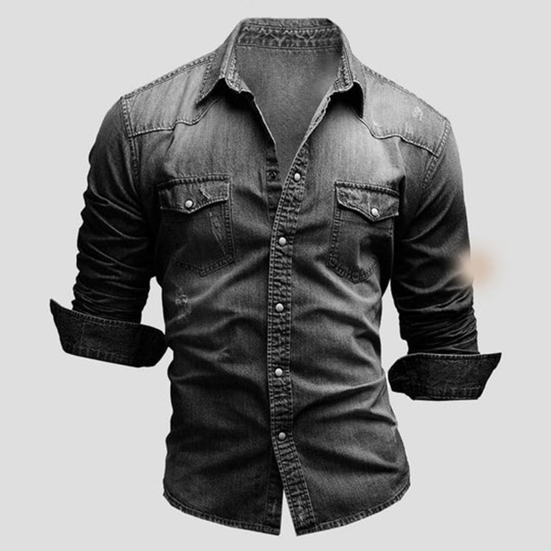 Donkergrijs denim overhemd voor heren met opgerolde mouwen, borstzakken en knoopsluiting. Stijlvol casual herenmode, perfect voor dagelijks gebruik.