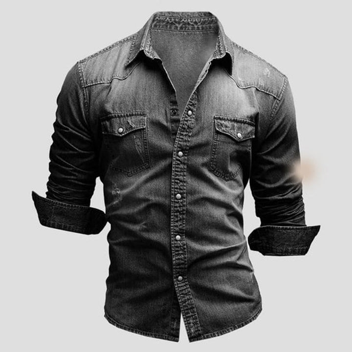 Donkergrijs denim overhemd voor heren met opgerolde mouwen, borstzakken en knoopsluiting. Stijlvol casual herenmode, perfect voor dagelijks gebruik.