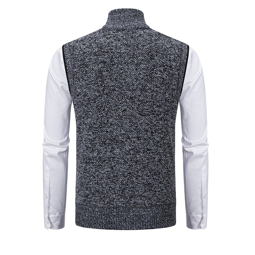 Donkergrijze gebreide herenvest met hoge kraag, gedragen over een witte overhemd. Stijlvolle wintermode, warme en comfortabele kleding.