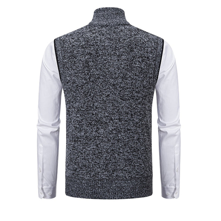 Donkergrijze gebreide herenvest met hoge kraag, gedragen over een witte overhemd. Stijlvolle wintermode, warme en comfortabele kleding.