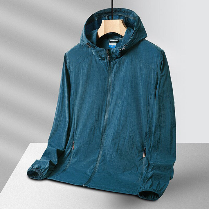 Blauwe denim jas met capuchon, ritssluiting en zakken, hangend aan een hanger. Stijlvolle herenmode, casual en veelzijdig voor dagelijks gebruik.