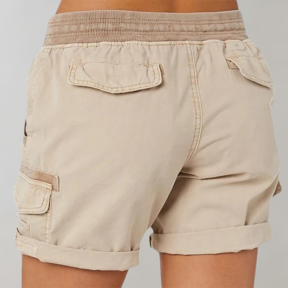 Beige dames short met hoge taille, elastische tailleband en opgerolde pijpen. Ideaal voor casual zomeroutfits. Comfortabele pasvorm.