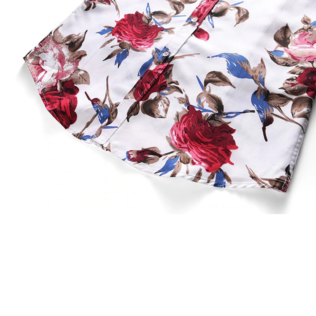 Bloemenhemd voor mannen met rode en blauwe bloemenprint op witte achtergrond, korte mouwen, knoopsluiting. Stijlvol en modieus design.