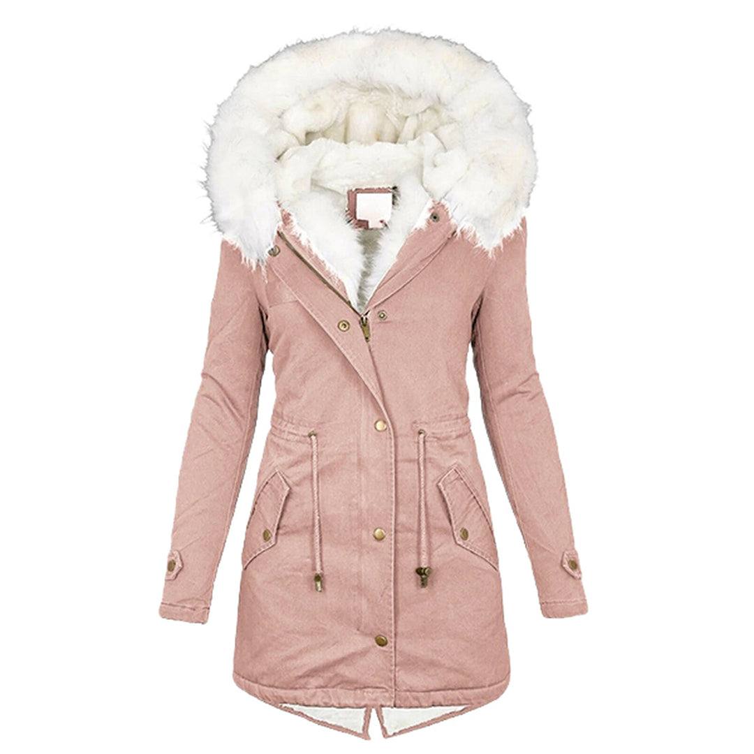 Lange roze dames winterjas met witte bontkraag, knopen en zakken. Stijlvolle warme parka voor koude seizoenen. Perfect voor wintermode.