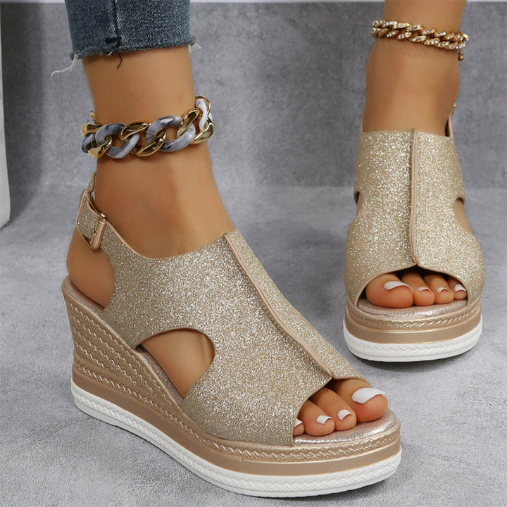 Gouden glittersandalen met sleehak, open teen en verstelbare gesp. Perfect voor zomermode en casual outfits. Trendy dames schoenen.