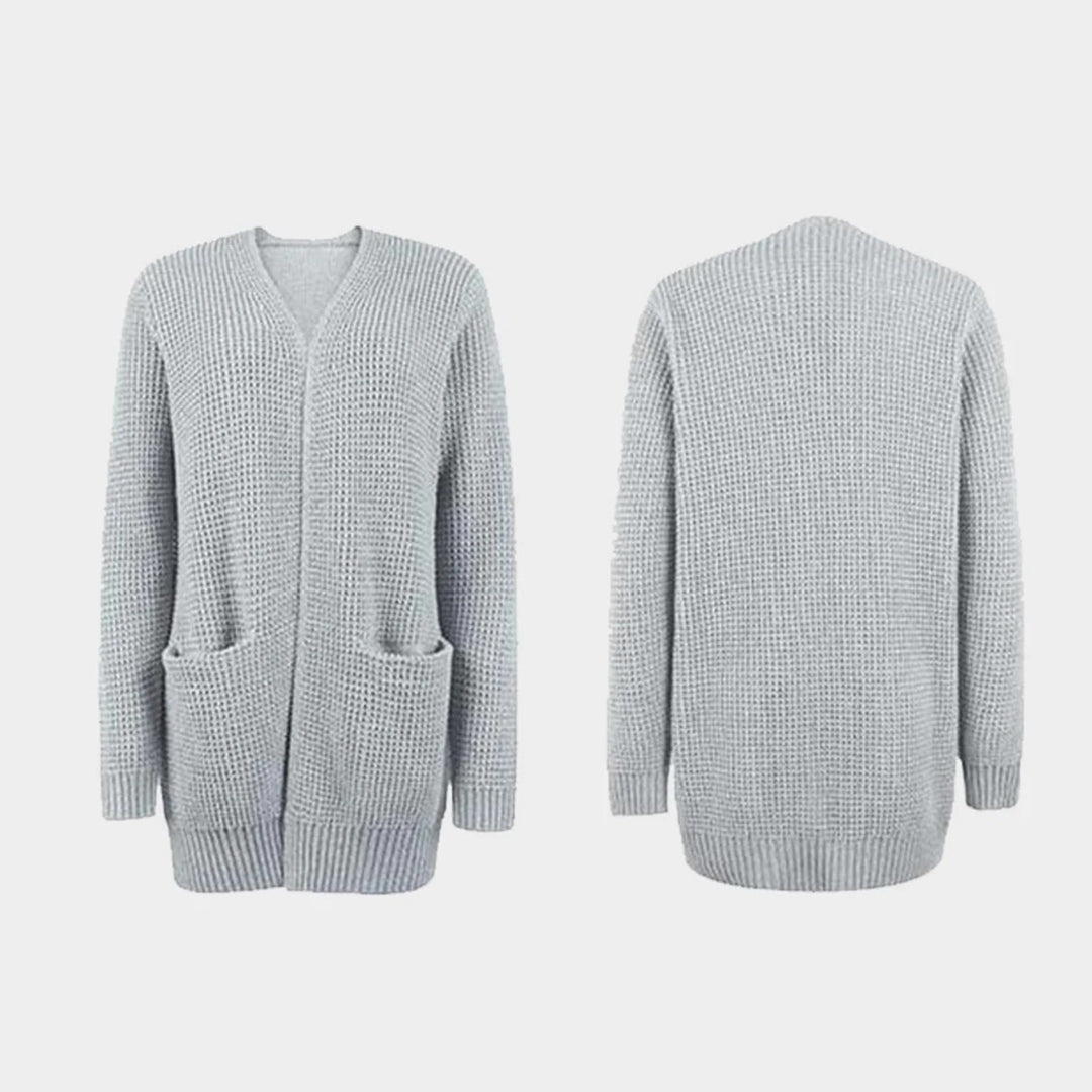 Grijze gebreide damesvest met V-hals en zakken, voor- en achterkant. Comfortabel, stijlvol, perfect voor casual en wintermode.