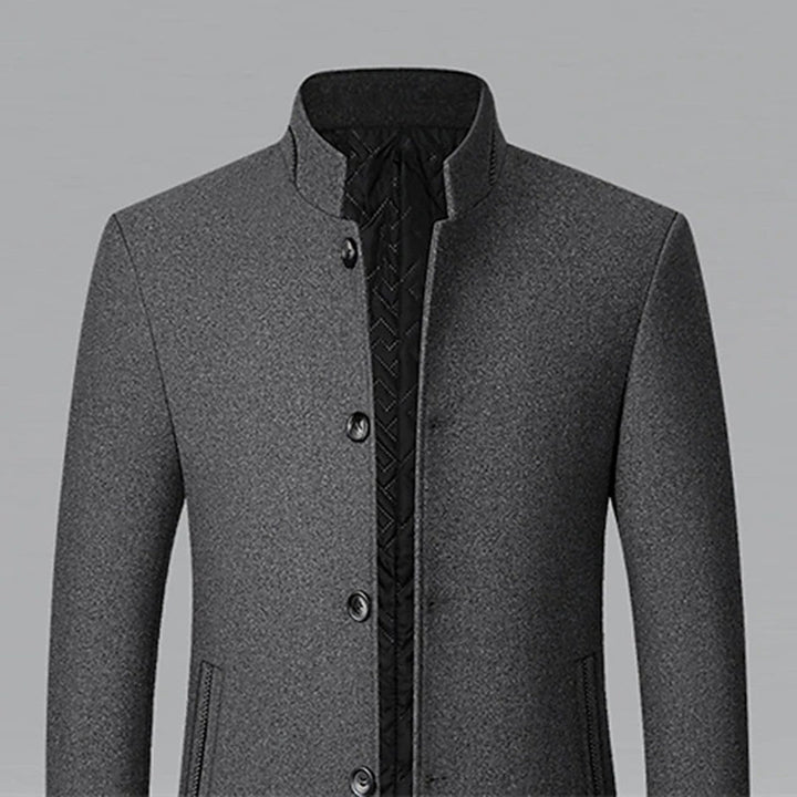 Grijze herenjas met opstaande kraag, knoopsluiting en steekzakken. Stijlvolle winterjas, ideaal voor formele en casual gelegenheden.