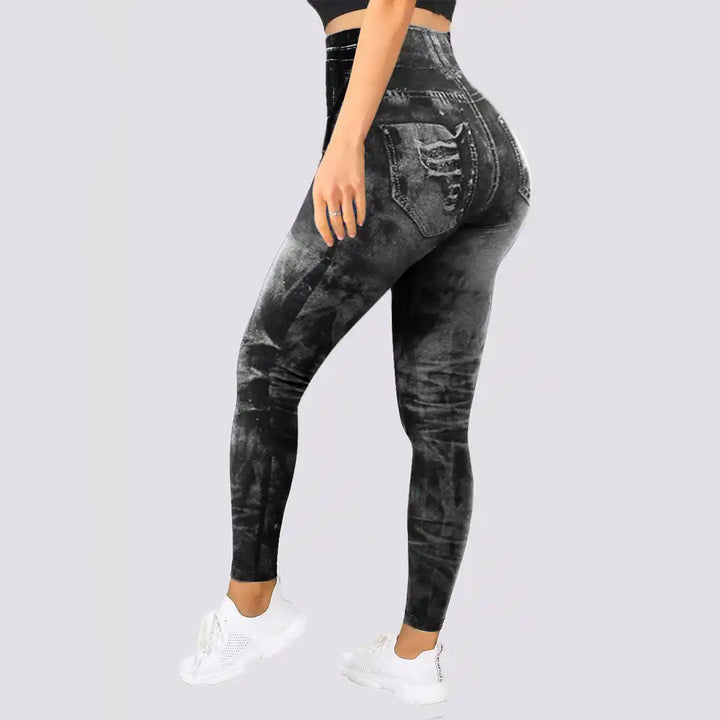Grijze denim-look legging voor dames, hoge taille, comfortabele pasvorm, modieuze jeansprint, ideaal voor casual en sportieve outfits.