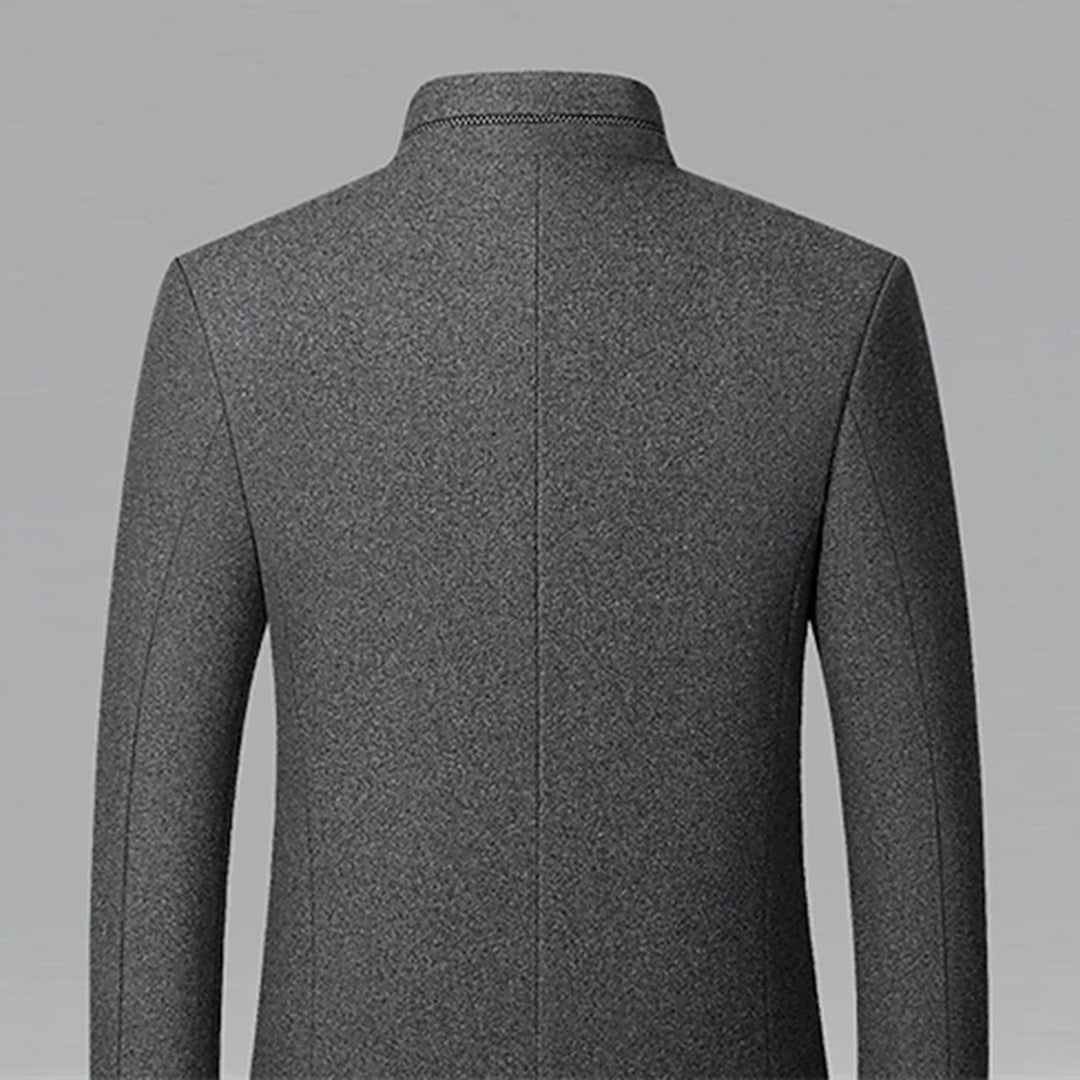 Grijze wollen herenjas, achteraanzicht, met opstaande kraag. Stijlvolle wintermode, geschikt voor formele en casual gelegenheden.