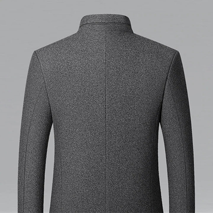 Grijze wollen herenjas, achteraanzicht, met opstaande kraag. Stijlvolle wintermode, geschikt voor formele en casual gelegenheden.