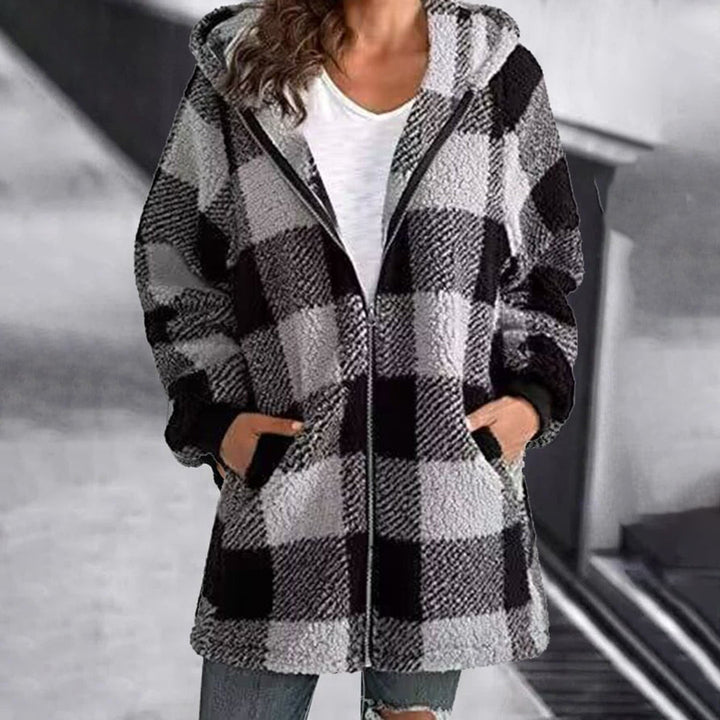 Grijs-wit geruite damesjas met capuchon, ritssluiting en zakken. Modieuze winterjas, warme teddy stof, casual stijl. Perfect voor koude dagen.