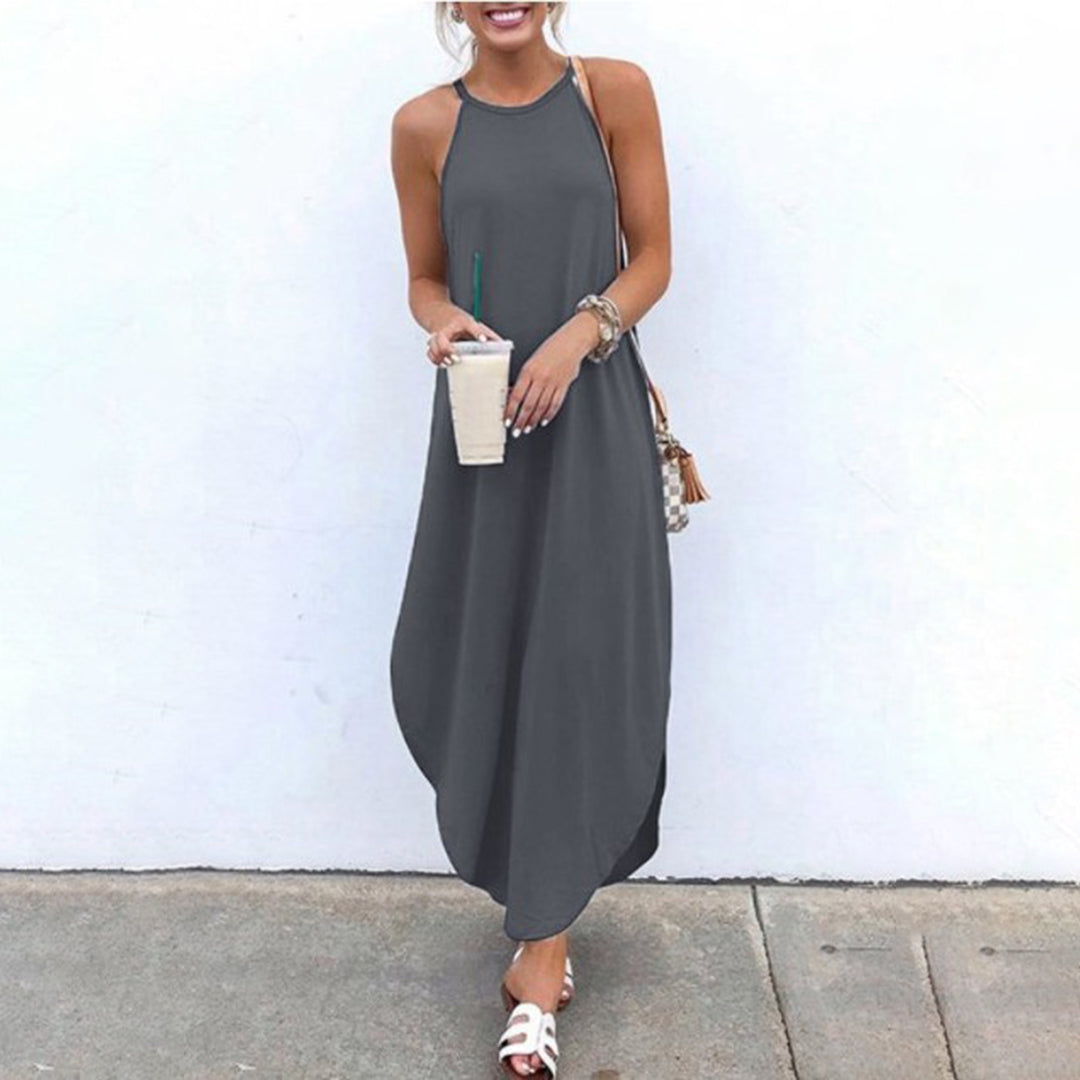 Grijze maxi-jurk dames, mouwloos, casual zomeroutfit, comfortabele pasvorm, perfect voor strand of stad, met modieuze accessoires.