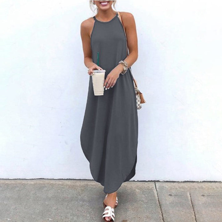 Grijze maxi-jurk dames, mouwloos, casual zomeroutfit, comfortabele pasvorm, perfect voor strand of stad, met modieuze accessoires.