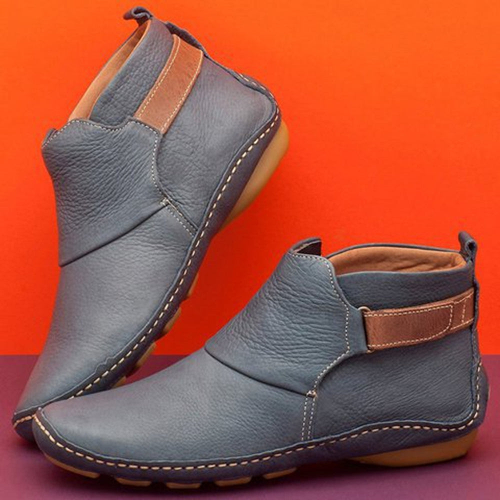 Grijze leren enkellaarsjes met bruine accenten, comfortabele zool en stiksels, perfect voor casual en stijlvolle herenkleding.