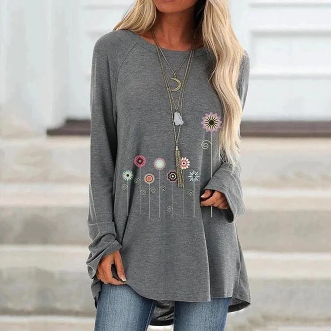 Grijze damestrui met lange mouwen, bloemenprint en sieraden, casual mode, comfortabele pasvorm, ideaal voor herfst en winter, trendy kledingstijl.