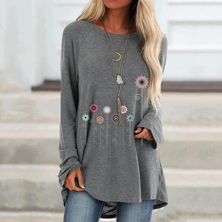 Grijze damestrui met lange mouwen, bloemenprint en sieraden, casual mode, comfortabele pasvorm, ideaal voor herfst en winter, trendy kledingstijl.