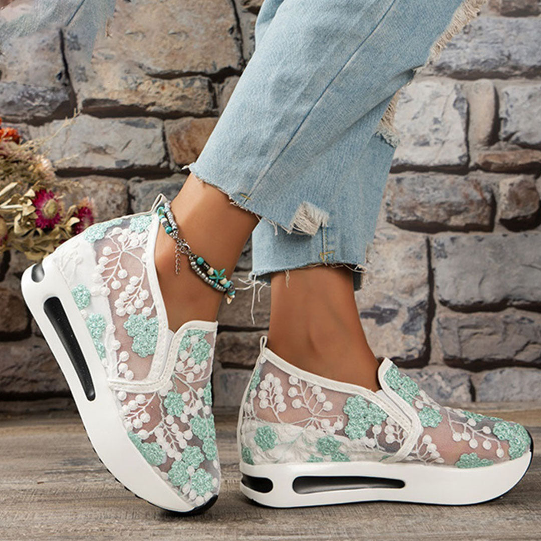 Dames sneakers met bloemenkant, groene accenten en dikke zool. Modieuze casual schoenen voor dagelijks gebruik. Comfortabel en stijlvol ontwerp.