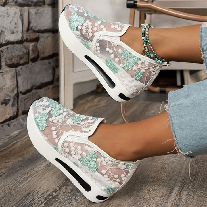 Dames sneakers met bloemenkant, groen en wit, verhoogde zool, casual stijl, comfortabele pasvorm, perfect voor dagelijks gebruik en modebewuste outfits.