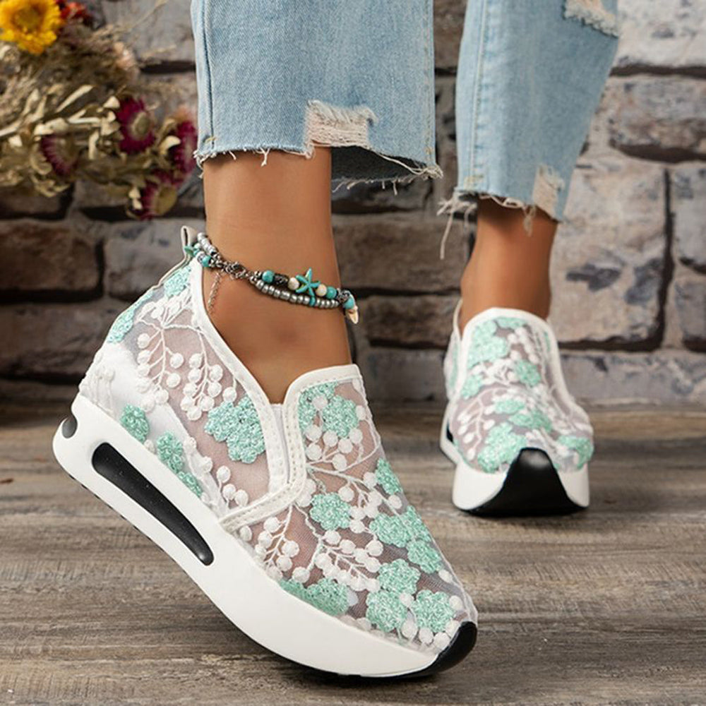 Dames sneakers met groene bloemenkant, ademend mesh, comfortabele zool, casual stijl, perfect voor lente en zomer.