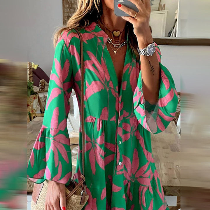 Groene damesjurk met roze bloemenprint, lange mouwen en knoopsluiting. Perfect voor zomeroutfits. Trendy mode, casual stijl.