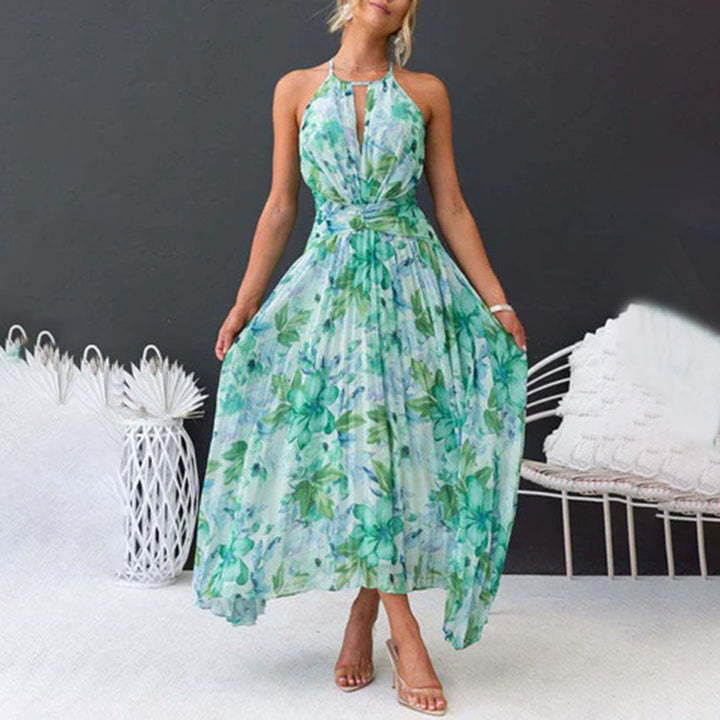 Vrouw in elegante groene bloemenjurk, halternek, zomermode, strandstijl, vloerlengte, casual chique, perfect voor zonnige dagen.