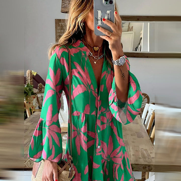 Vrouw in groene jurk met roze bladeren, selfie in spiegel, modieuze zomerjurk, casual stijl, accessoires, houten tafel op achtergrond.