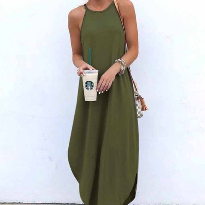 Vrouw in groene zomerjurk met Starbucks-beker, minimalistische stijl, casual mode, trendy accessoires, witte achtergrond.