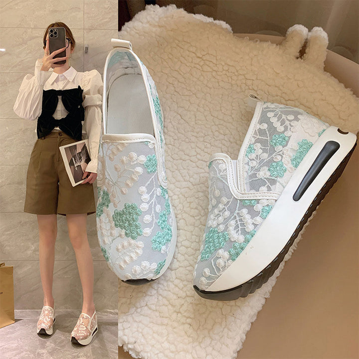 Groene damessneakers met bloemenkant, slip-on design en verhoogde zool. Comfortabele en stijlvolle schoenen voor dagelijks gebruik.