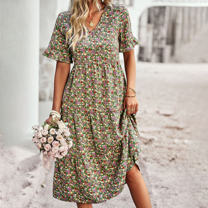 Vrouw in groene bloemenjurk met roze boeket, zomermode, casual elegante stijl, buiten gefotografeerd. Perfect voor lente- en zomerkleding.