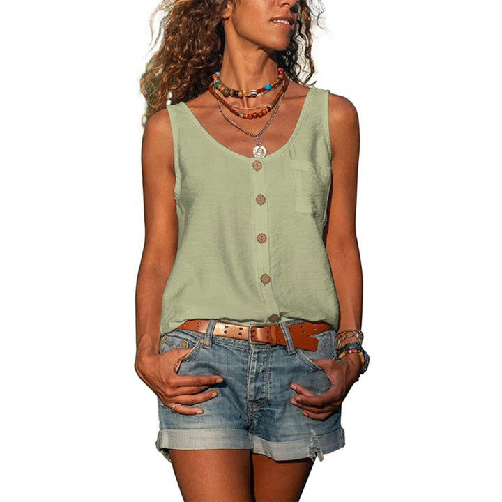 Vrouw in groene mouwloze top met knopen, denim shorts en bruine riem. Casual zomeroutfit, boho-stijl, perfect voor warme dagen.