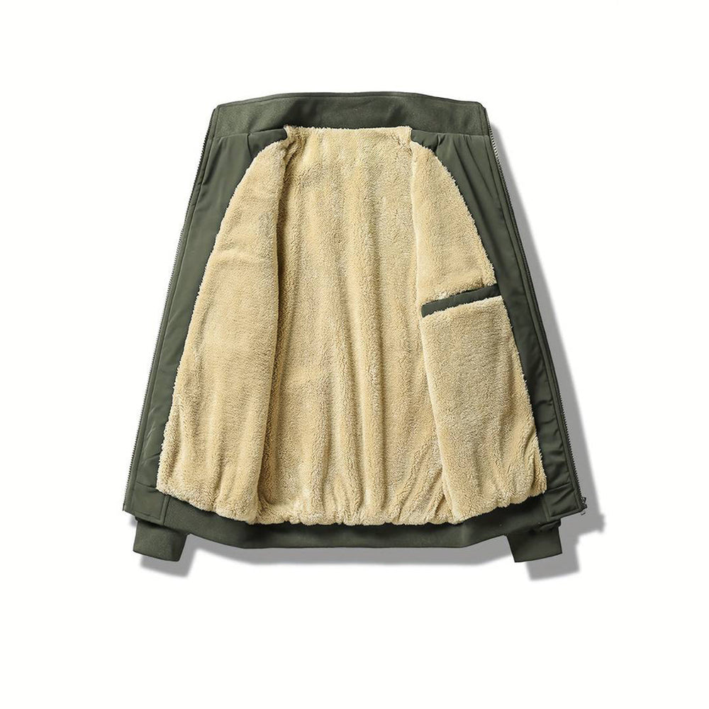 Groene heren winterjas met warme fleece voering, opengeklapt om binnenkant te tonen. Ideaal voor koude seizoenen, stijlvol en functioneel ontwerp.