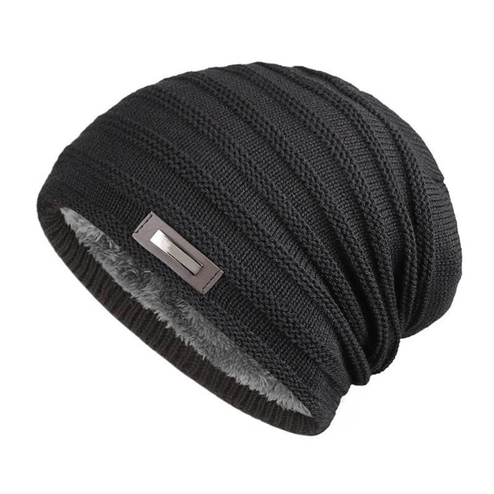 Zwarte gebreide wintermuts met fleecevoering, ideaal voor koude dagen. Stijlvol en warm, perfect voor herenmode en winteraccessoires.