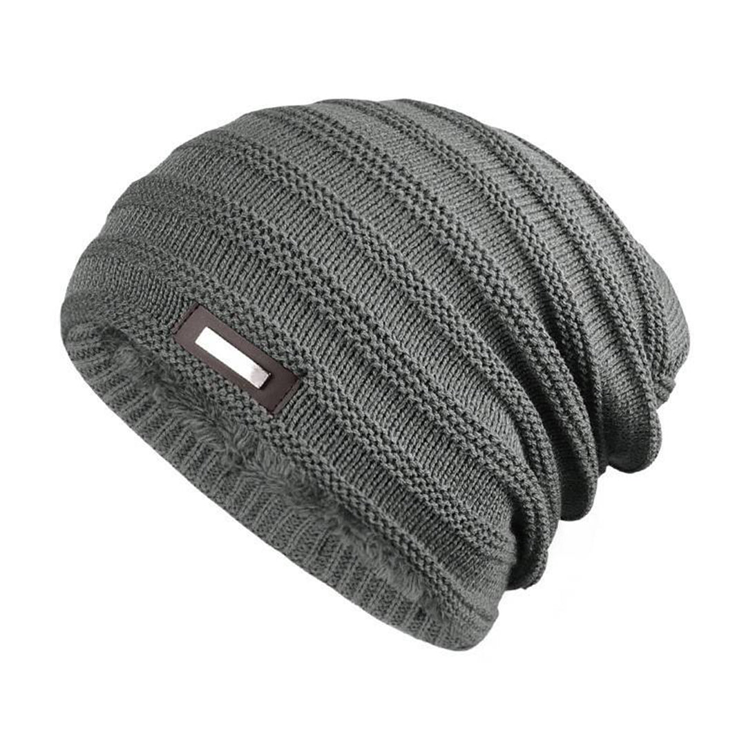 Grijze gebreide wintermuts met label, unisex design, warme en comfortabele beanie voor koude dagen, modieuze accessoire voor heren en dames.