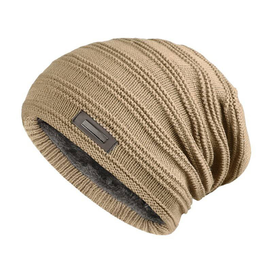 Beige gebreide wintermuts met geribbelde textuur en grijze fleecevoering, ideaal voor koude dagen. Stijlvolle en warme unisex accessoire.