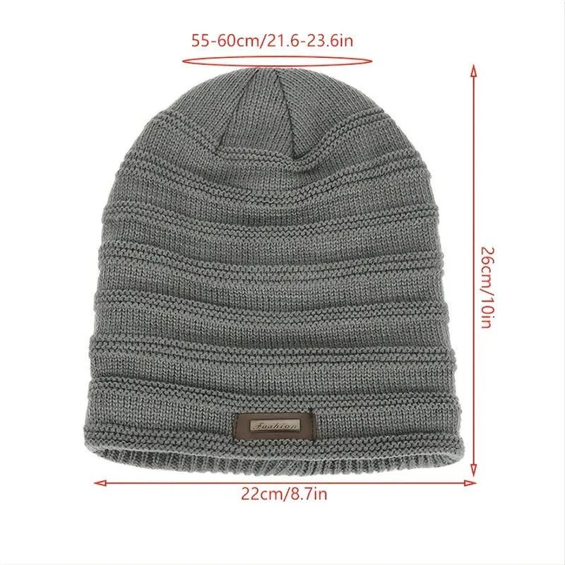 Grijze gebreide wintermuts met label, unisex, afmetingen 55-60cm hoofdomtrek, 26cm hoogte, 22cm breedte. Warme muts voor koude dagen.