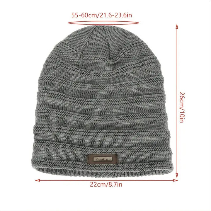 Grijze gebreide wintermuts met label, unisex, afmetingen 55-60cm hoofdomtrek, 26cm hoogte, 22cm breedte. Warme muts voor koude dagen.