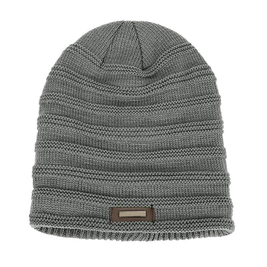 Grijze gebreide wintermuts met ribbelpatroon en leren label, unisex, warme en stijlvolle accessoire voor koude dagen.