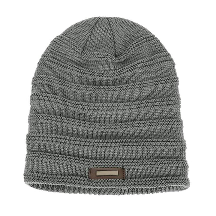 Grijze gebreide wintermuts met ribbelpatroon en leren label, unisex, warme en stijlvolle accessoire voor koude dagen.