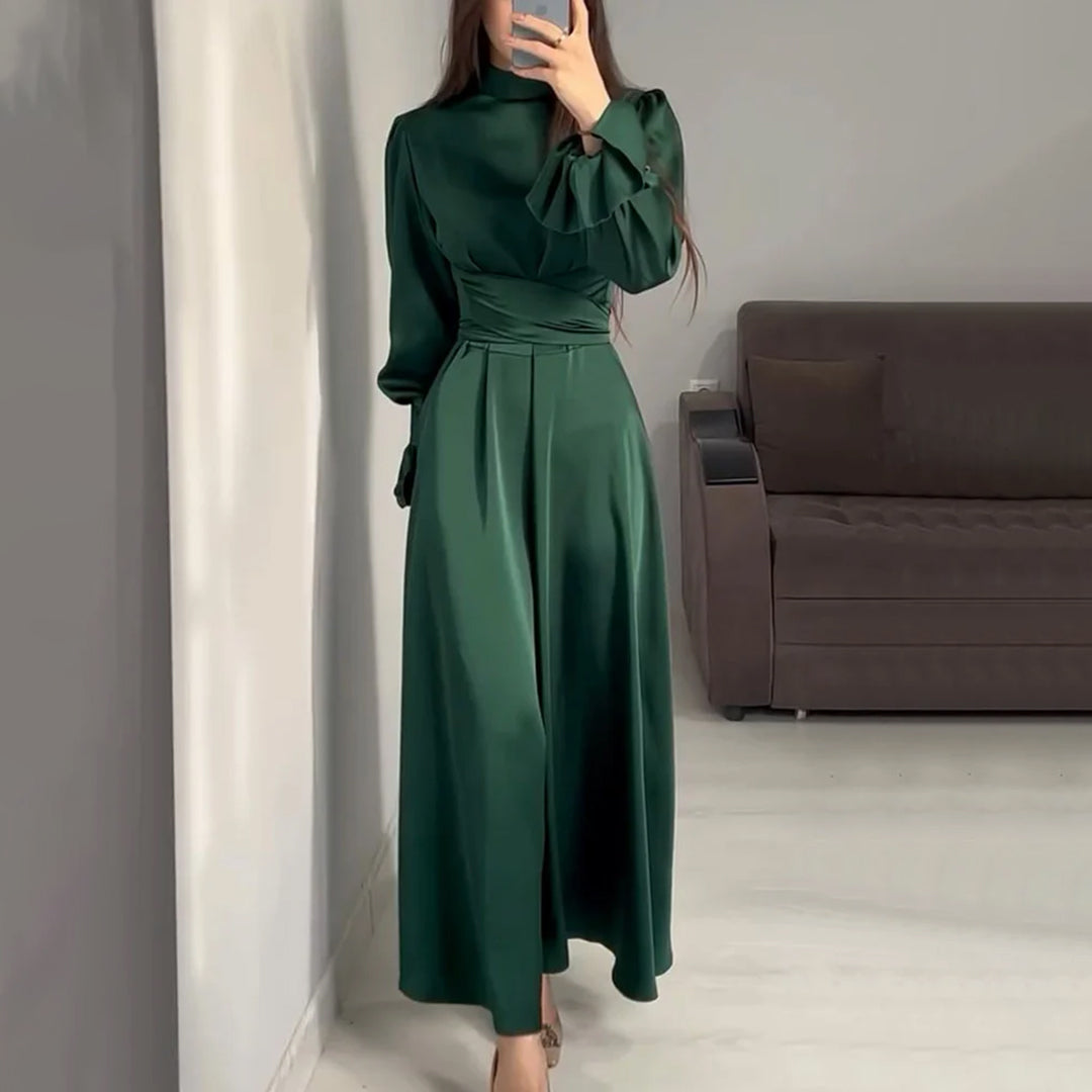 Groene lange damesjurk met lange mouwen, elegante pasvorm, geschikt voor formele gelegenheden. Perfect voor stijlvolle mode en avondkleding.