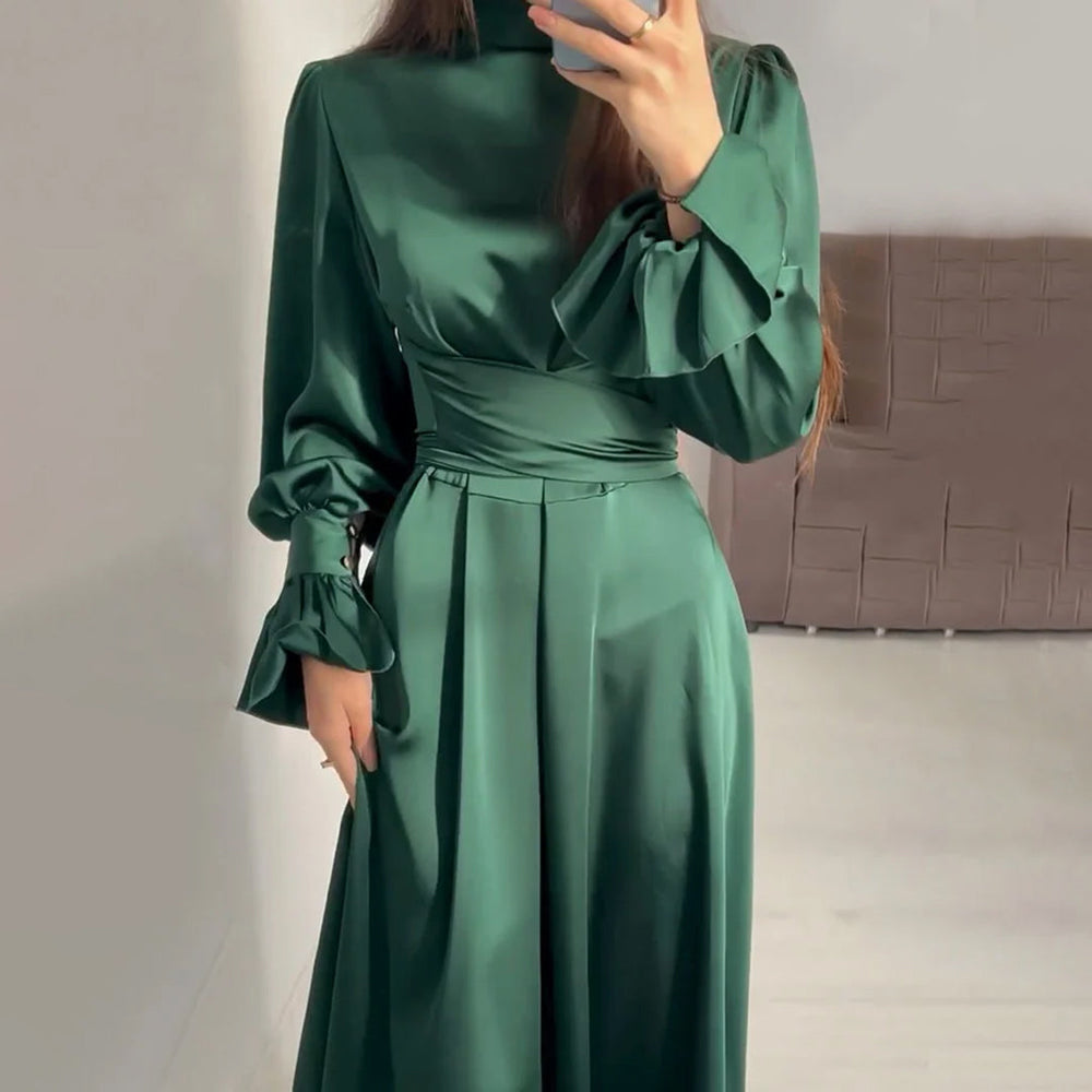 Groene satijnen damesjurk met lange mouwen en hoge hals, elegante plooien, perfect voor formele gelegenheden. Stijlvolle avondjurk.