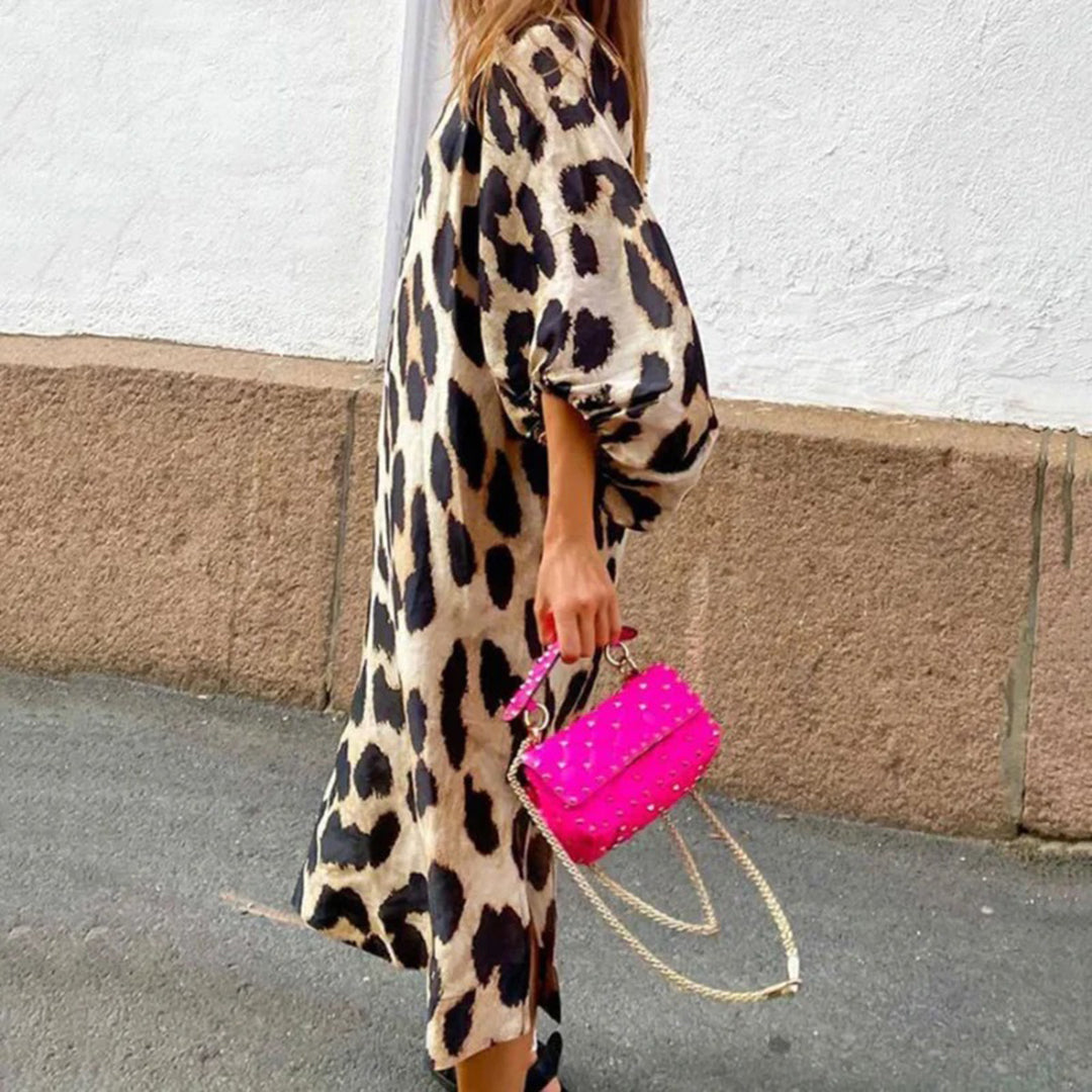 Vrouw in luipaardprint jurk met felroze handtas, straatmode, trendy outfit, casual chique stijl, modeaccessoires, stedelijke achtergrond.