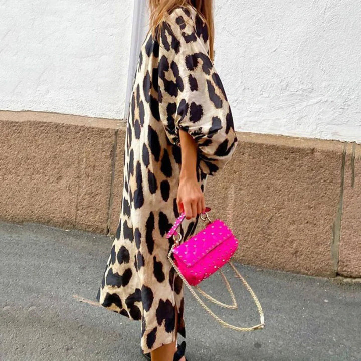 Vrouw in luipaardprint jurk met felroze handtas, straatmode, trendy outfit, casual chique stijl, modeaccessoires, stedelijke achtergrond.