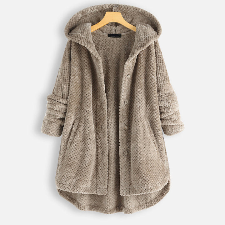 Khaki damesjas met capuchon, knopen en zakken, gemaakt van zacht, gewatteerd materiaal. Perfect voor herfst- en wintermode. Comfortabel en stijlvol.