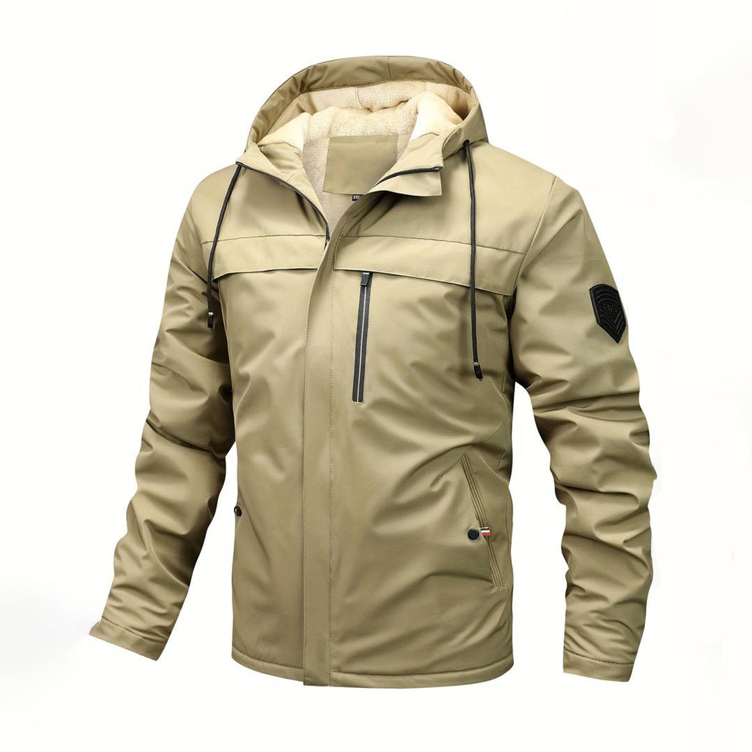 Khaki winterjas met capuchon, waterdicht en gevoerd, herenmode, outdoor kleding, stijlvolle jas met ritszakken en embleem op de mouw.