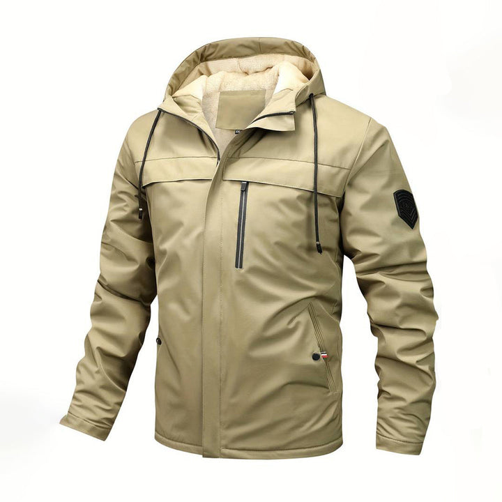 Khaki winterjas met capuchon, waterdicht en gevoerd, herenmode, outdoor kleding, stijlvolle jas met ritszakken en embleem op de mouw.