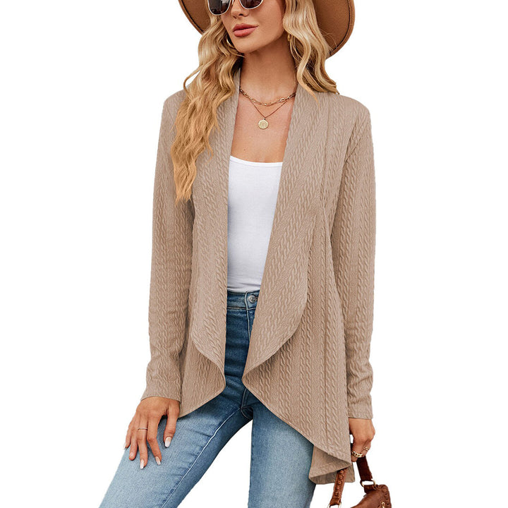 Vrouw in stijlvolle khaki cardigan, witte top en jeans. Perfecte herfstmode, casual chic look. Ideaal voor dameskleding en modeaccessoires.