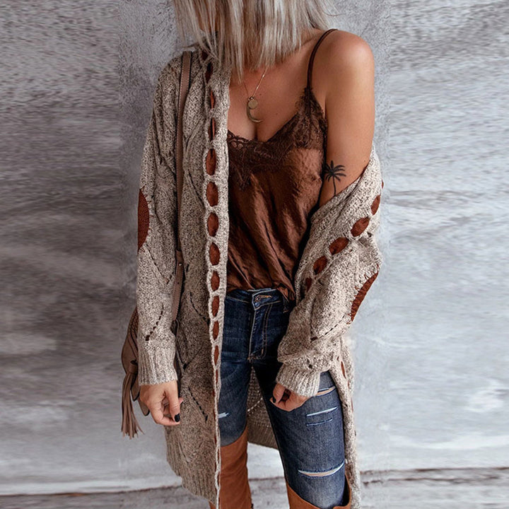 Vrouw in casual herfstoutfit met beige gebreid vest, bruine top en jeans. Stijlvolle mode, comfortabele kleding, trendy herfstlook.