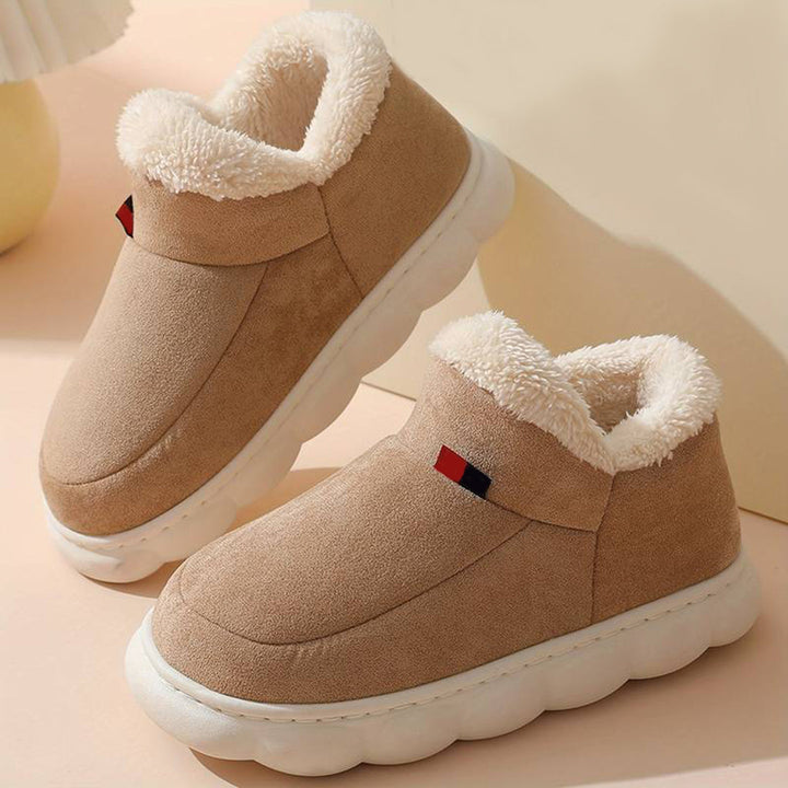Khaki suède winterpantoffels met witte pluche voering en dikke antislipzool, ideaal voor warme voeten in de winter. Comfortabele en stijlvolle huisschoenen.